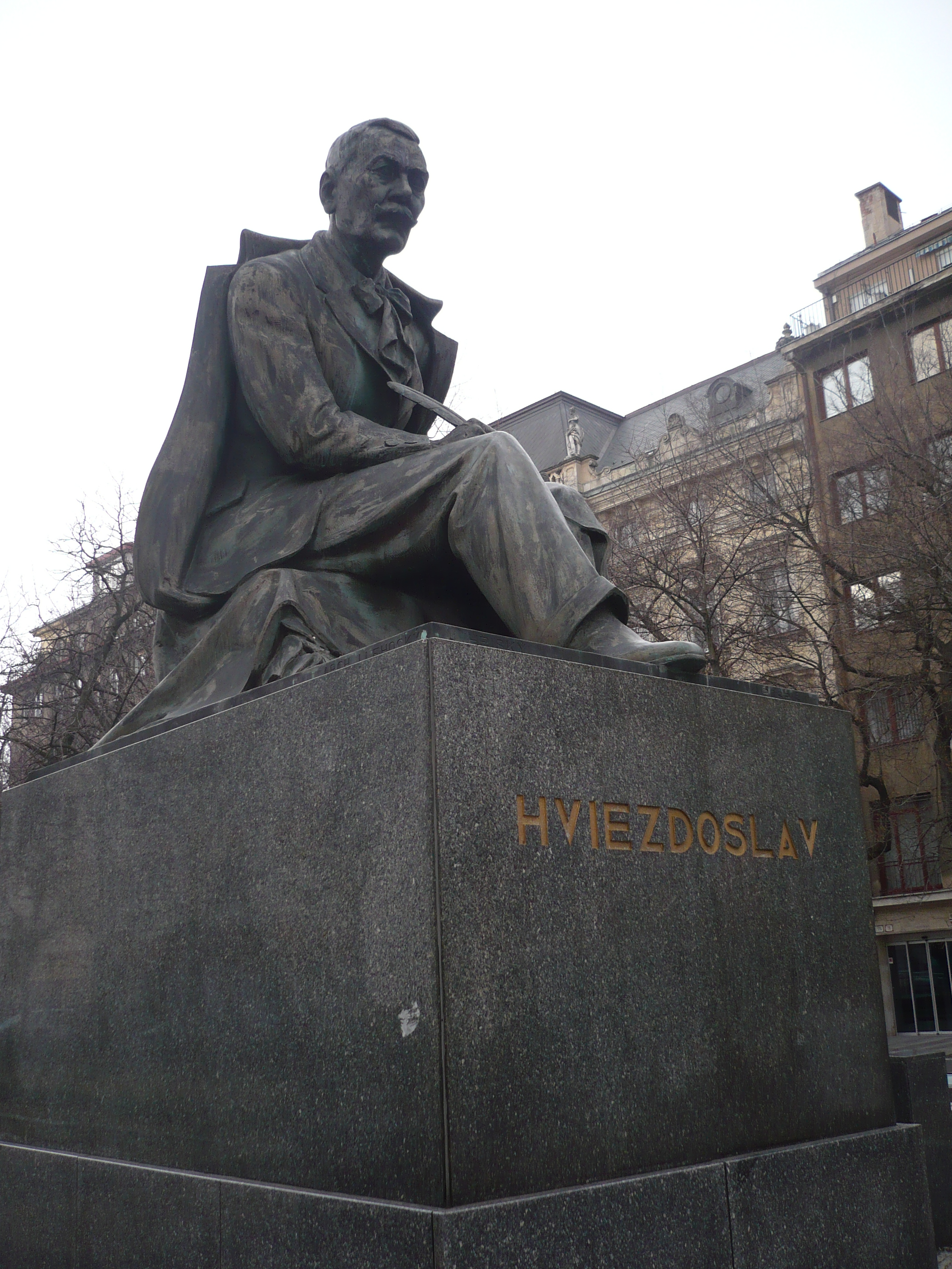 Hviezdoslavova socha na Hviezdoslavovom námestí. 